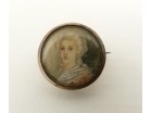  Broche médaillon miniature peinte repésentant une femme
