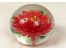 Sulfure presse-papier cristal fleur rouge pistil jaune antique french XXème
